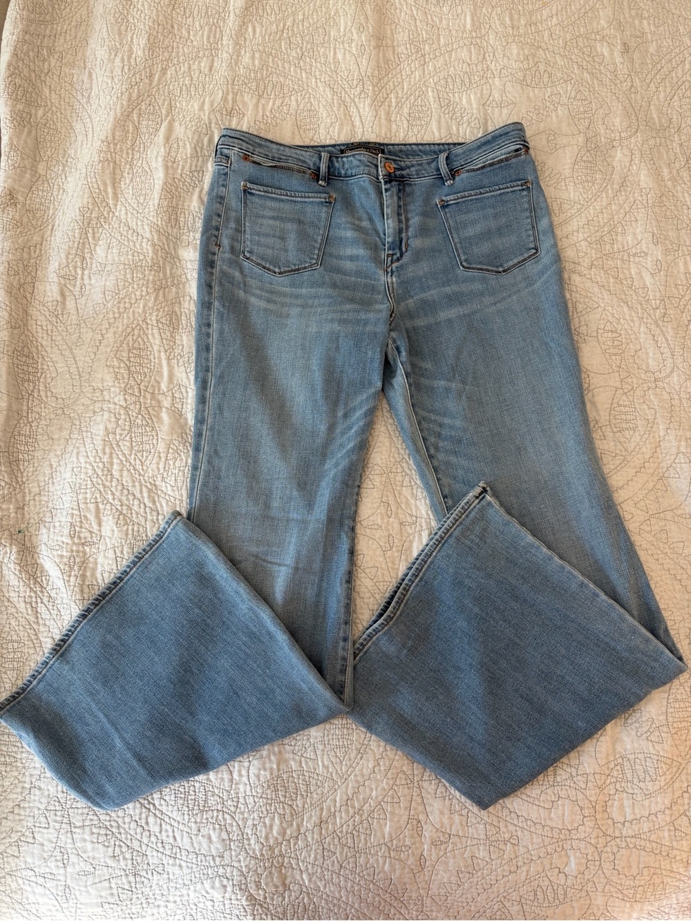 Abercrombie & Fitch Signature Collection Light Wash Flare Jeans 32x33